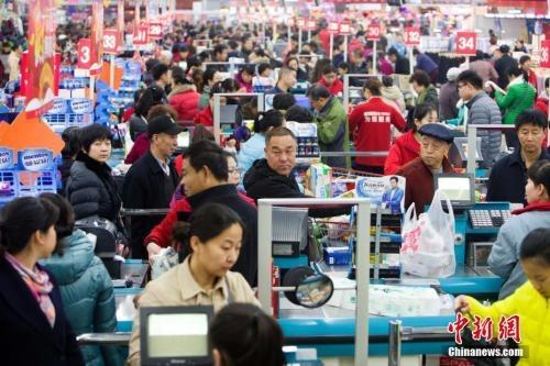 資料圖：民眾購(gòu)買生活用品。張?jiān)?攝