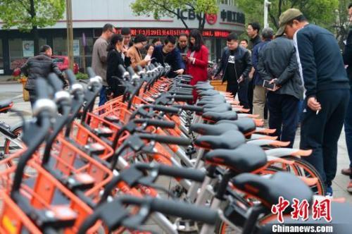 資料圖：市民體驗(yàn)共享單車。 鐘欣 攝
