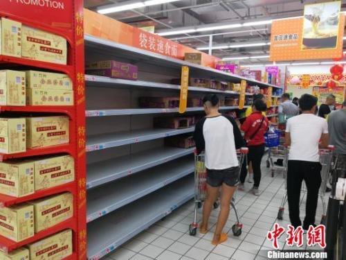 資料圖：超市的方便面貨架被一掃而空 翟李強(qiáng) 攝