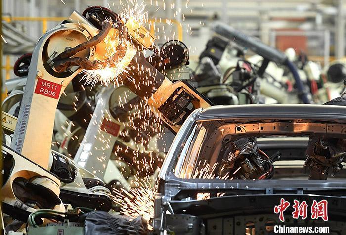 資料圖：汽車生產(chǎn)車間的忙碌景象。 <a target='_blank'  data-cke-saved- >中新社</a>記者 陳超 攝
