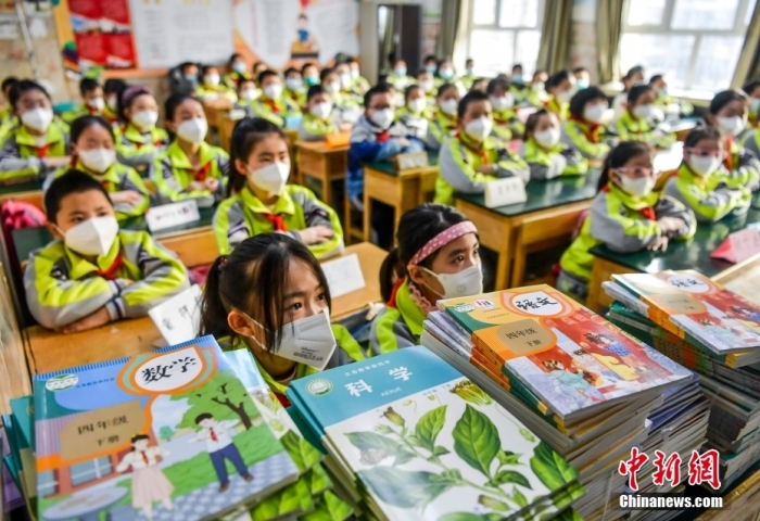 資料圖：新疆烏魯木齊市第四十二小學，學生們等待領取新課本。中新社記者 劉新 攝